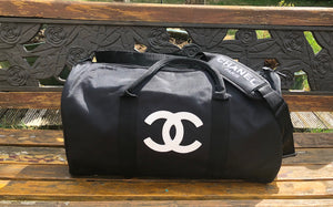 Chanel Travel / Gym / Duffle Bag with removable shoulder strap Outstanding classic design Adjustable/removable should strap Printed white Chanel CC logo in front Inside: 1x Zip Pocket High quality fabric 