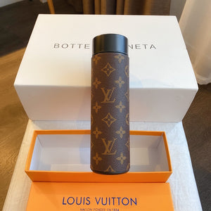 Louis Vuitton smart bottle is suitable for all kinds of needs, fashion design, high quality and LED temperature display. Legendary LV monogram leather cover with high quality printing technology makes your thermos bottle different. It will be a great gift idea for your and your friends.