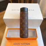 Louis Vuitton smart bottle is suitable for all kinds of needs, fashion design, high quality and LED temperature display. Legendary LV monogram leather cover with high quality printing technology makes your thermos bottle different. It will be a great gift idea for your and your friends.